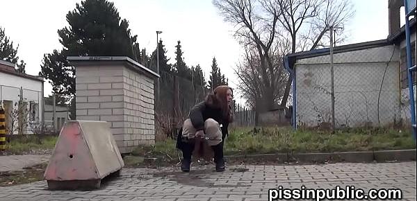  Look at the weird spots to urinate these girls found in the city